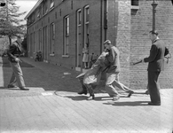 816997 Afbeelding van een scène uit de film Een Weg naar Fort De Bilt waarbij een overval op het Huis van Bewaring ...